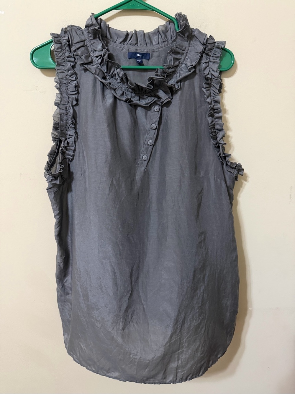 Women’s Gap Ruffle Trim asymmetrical 1/4 button Sleeveless Gray silk cotton euc